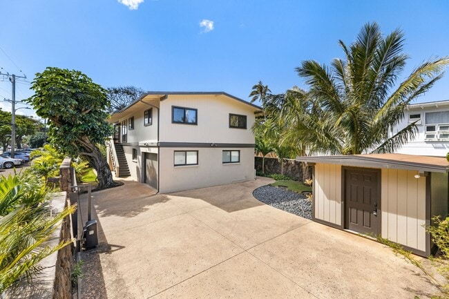 Building Photo - Well kept, private stand alone home steps ...