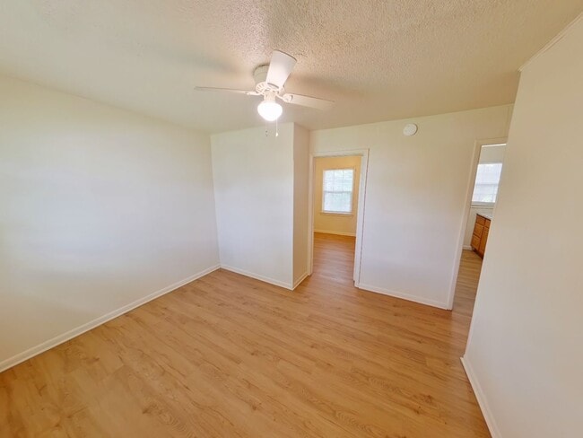 Photo - 1606 1/2 S Martinson