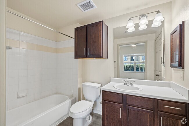 2BR, 2BA - 876SF - Primary Bathroom