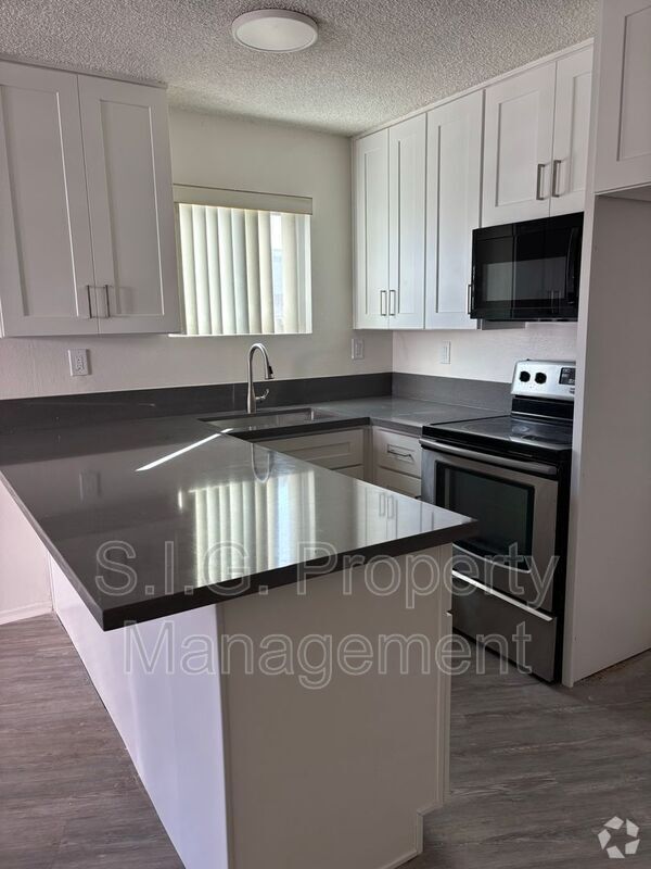 Building Photo - 5637 Strohm Ave Unit #9 Rental