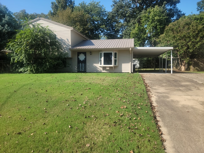 Building Photo - "Charming 3-Bed Home with Granite Elegance...