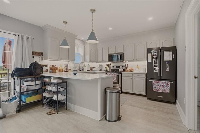 Photo - 223 Oliphant Ln