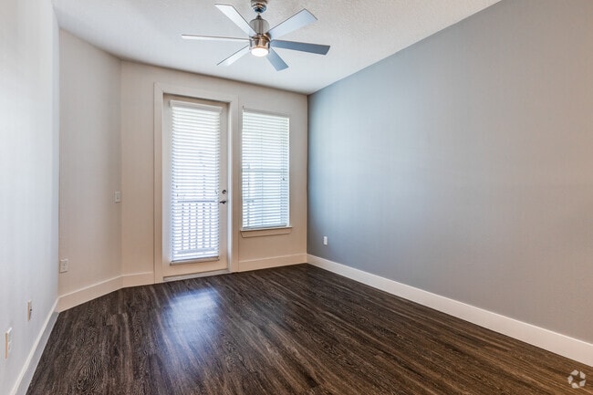 2 BR , 2 BA - 1,067SF