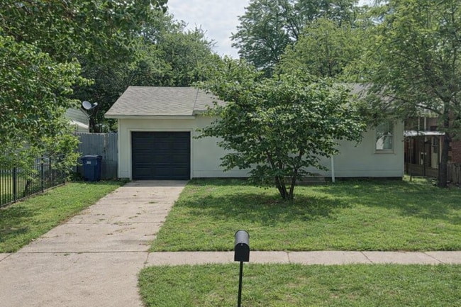 Building Photo - Adorable Two Bedroom