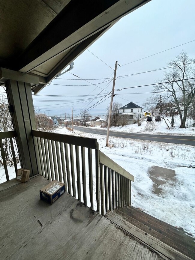 Photo - AVAILABLE FEBRUARY 1 BED 1 BATH W/ View of Lift Bridge ! Unidad 1213 1/2 (right upper)