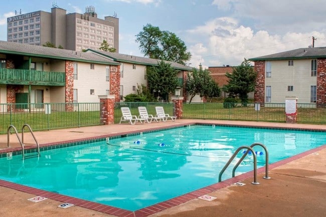 Building Photo - Hillcrest 90