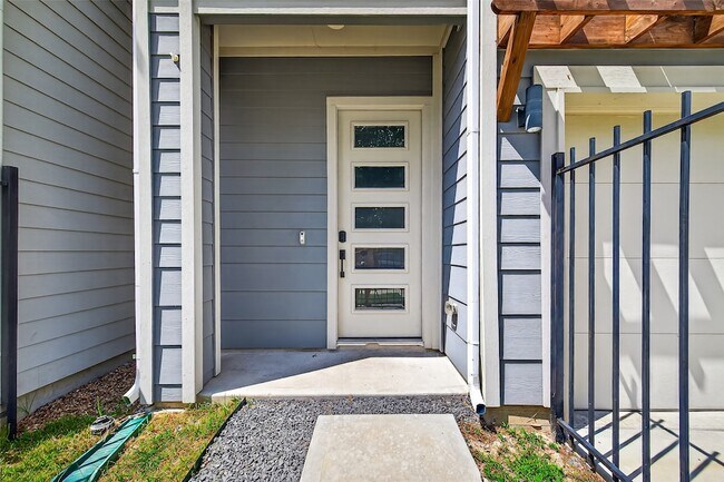 Photo - 1070 Mansfield St