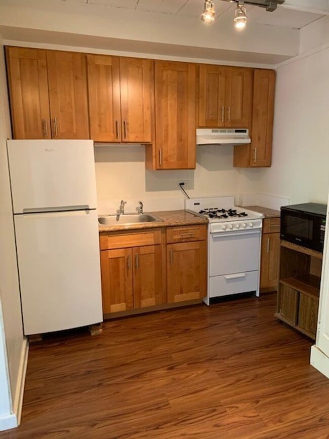Building Photo - Waikiki Studio Unit - Electric, Water & Sewer included - Avail now!