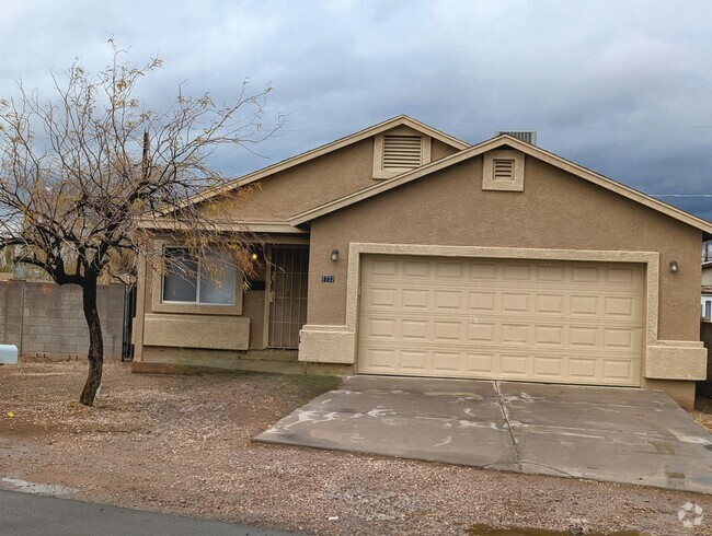 Building Photo - GREAT HOME WITH GARAGE