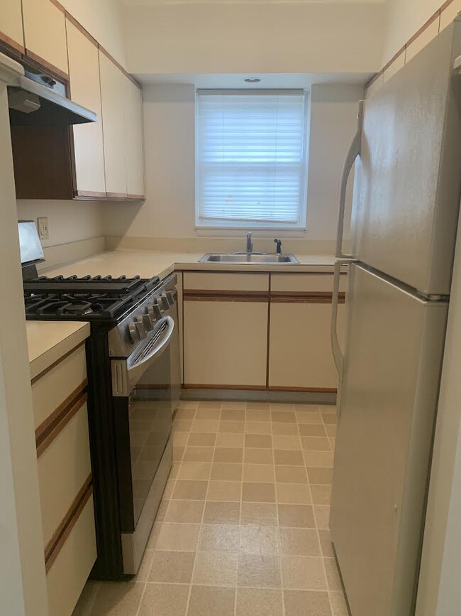 Building Photo - 144 Lake Shore Rd Unit 1 Rental
