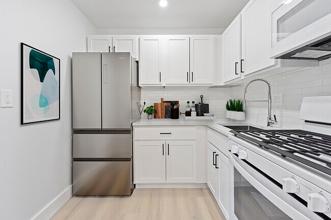 Photo - Colonial Village Apartments