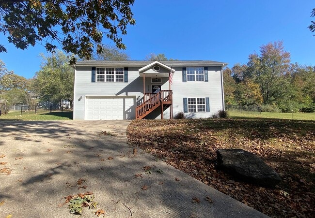 Building Photo - Gorgeous 3 Bedroom, 2 Bathroom Split Level... Rental