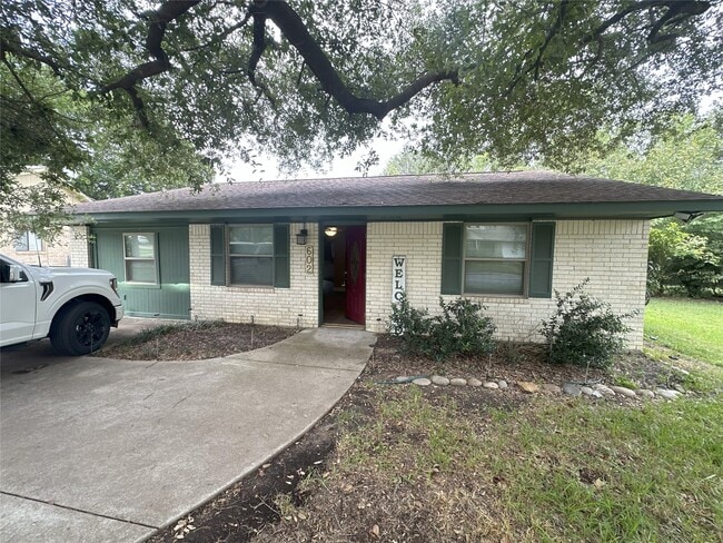 Building Photo - 602 Hillside Dr Rental