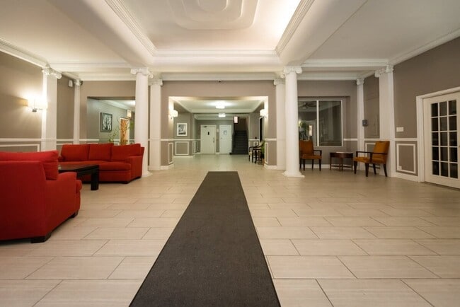 6748 N Ashland Ave Unit 105