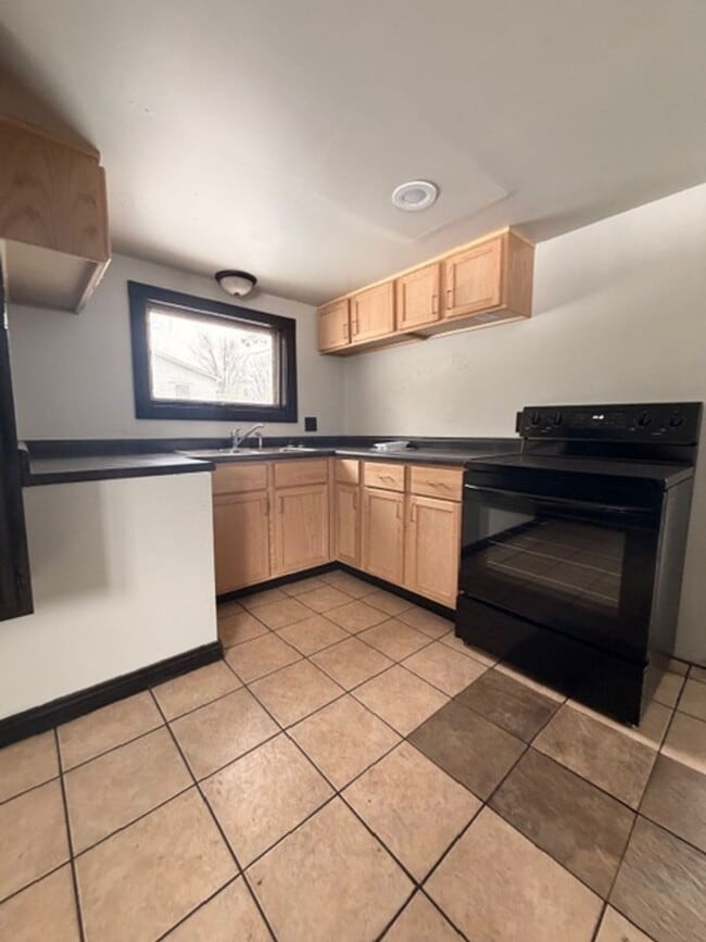 Photo - 1002 Lindoo Ave E