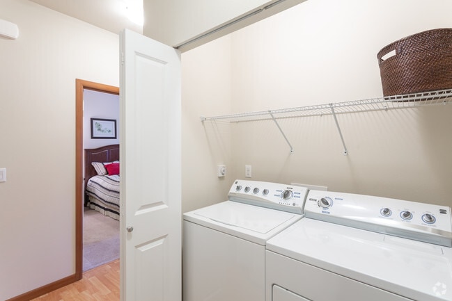 2BR, 2BA - 1,084 SF - Linden Lane Apartments