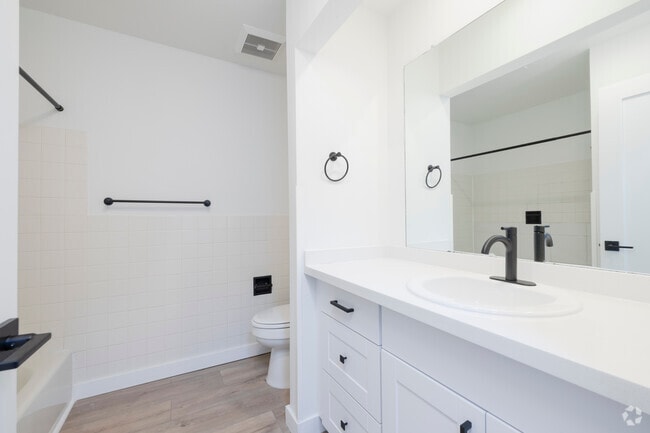 Studio, 1BA - 360SF - Bathroom