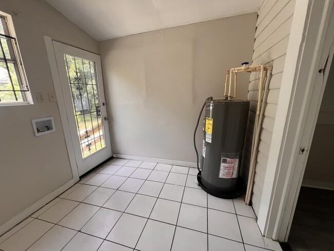 Photo - 343 W 40th St