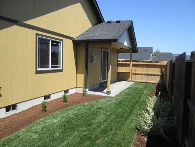 Photo - 3BED2BATH - YARD, GARAGE, LAUNDRY HOOKUPS