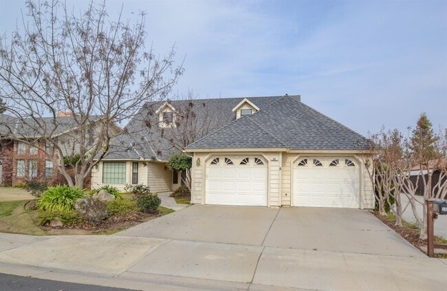 Building Photo - Beautiful 4 Bedroom Home in a Gated Community in Clovis!