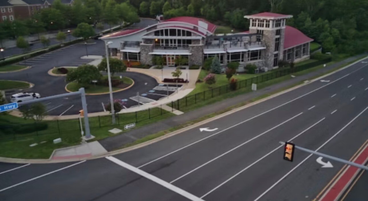 Community club with full gym, indoor and outdoor swimming pool, party room, study rooms & many more - 14627 Weeburn Way