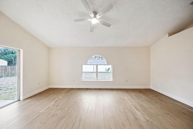 Photo - 320 Wisteria Ave NW