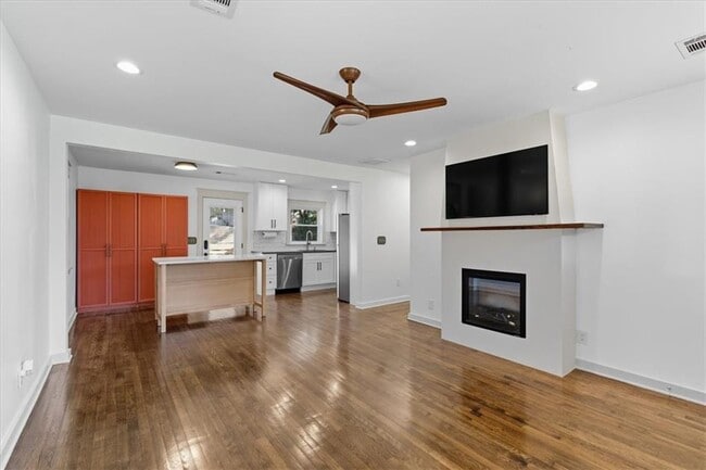 Photo - 1272 Lynwyn Ln SE