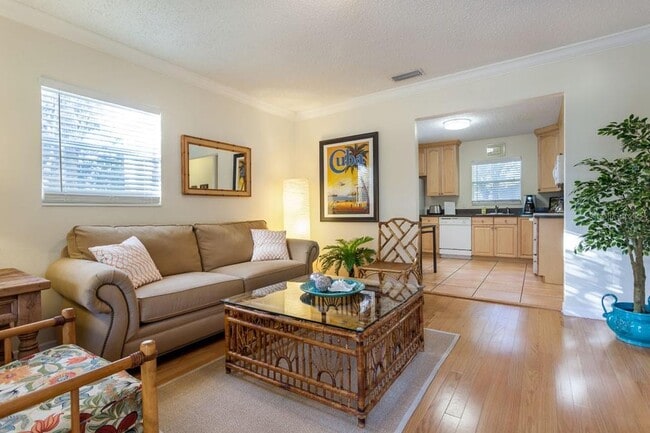 Photo - 213 W Alfred St