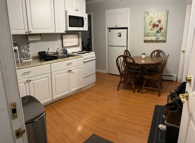 Eat in kitchen - 100 Abbott Ave Unit 1 Bdrm first floor apt.