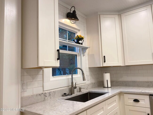 880B Kitchen - 880 N Ashe St Unit 880BNorthAshe