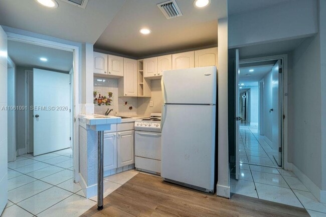 Photo - 5401 Collins Ave