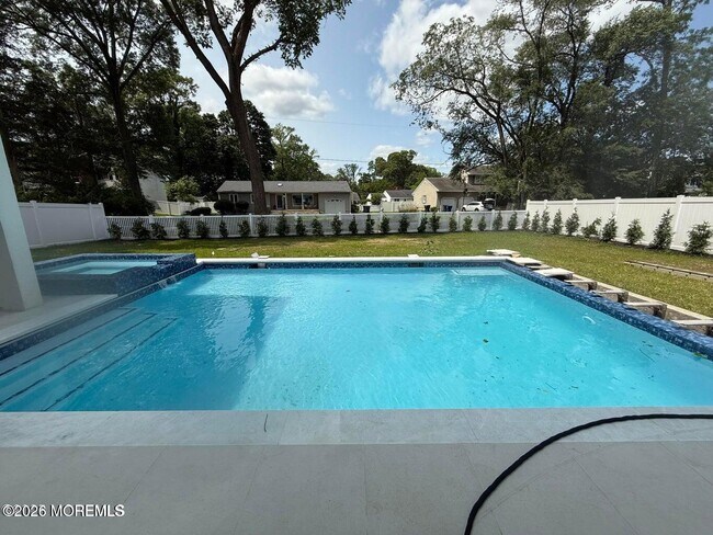 Photo - 150 Ampere Ave