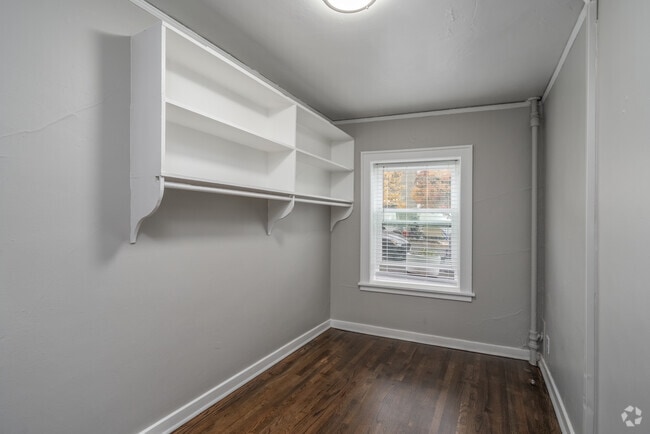 1BR, 1BA - 82SF - Bedroom - Vintage Apartments
