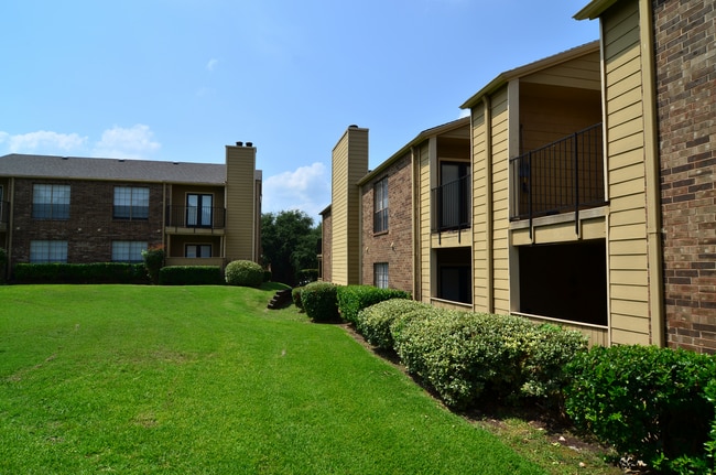 Woodbridge Crossing Apartments