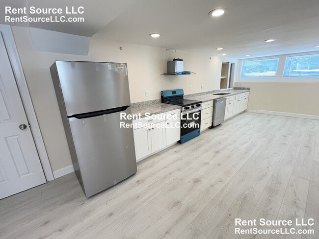 Building Photo - 612 Main St