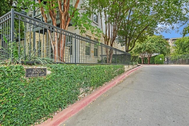 Building Photo - 2520 Bluebonnet Ln Unit 44