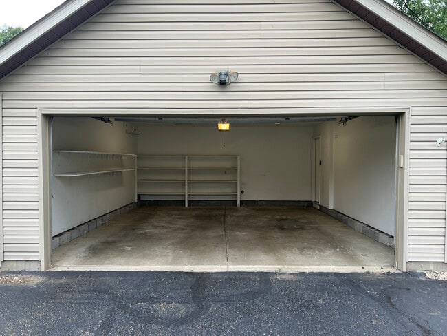 Garaje para dos coches - 1819-1821 Lakeside Ave NW