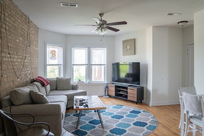 Photo - Albany Park - 2 Bed / 1 Bath - Laundry In-Unit w/ Central Heat Unit 4707-1S
