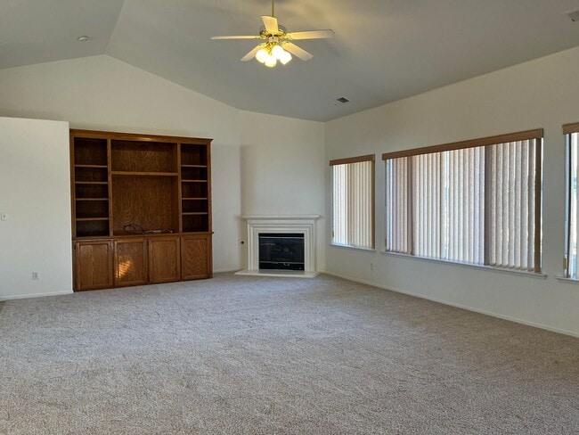 Photo - 686 Millbrook St