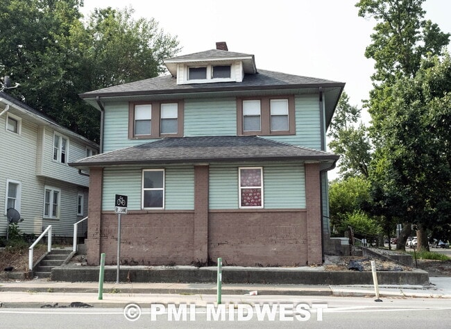Building Photo - "Spacious 3-Bed, 2-Bath Gem in Indianapolis - Modern Comfort Awaits!" Unit D
