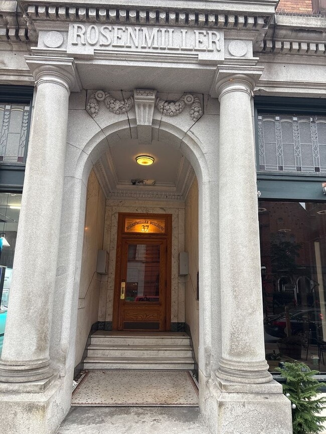 Building Photo - Modern Spacious Studio Apartment in the Rosenmiller Building in Downtown York City!