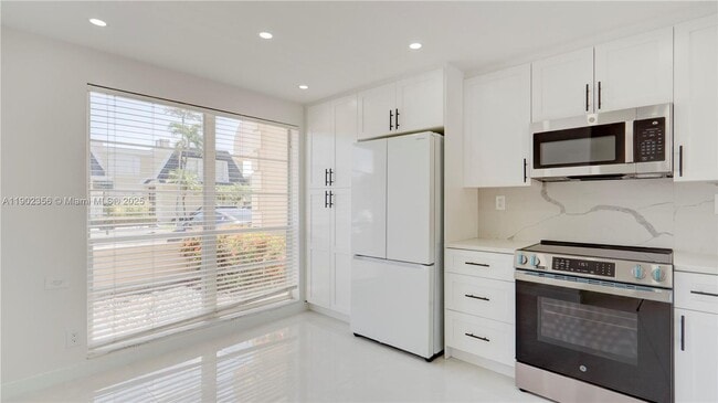 Photo - 933 NE 24th Ave