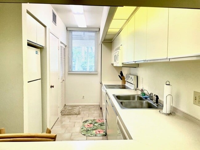 Photo - 2026 BEACH RENTAL- 2/2 Condo WITH PRIVATE ENTRY - BEACH PLACE - STEPS THE BEACH!! Unit 104