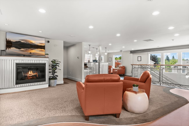Relájese en nuestro acogedor salón para residentes con chimenea y mucha luz natural.