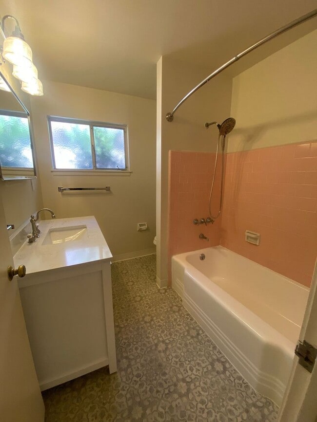 Building Photo - 327dst(SDA) Unit 329