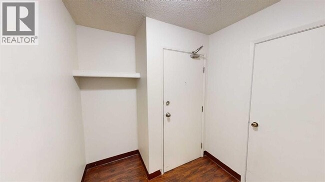 Photo - 9515-9100 100 Ave.