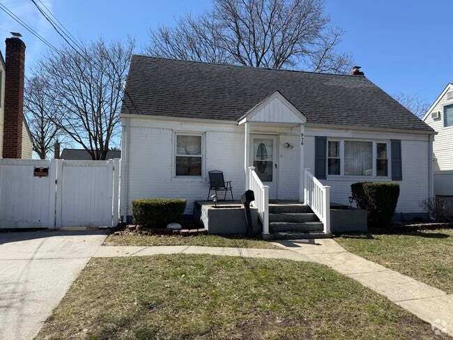 Building Photo - 976 Jerusalem Ave Unit Pet friendly Rental