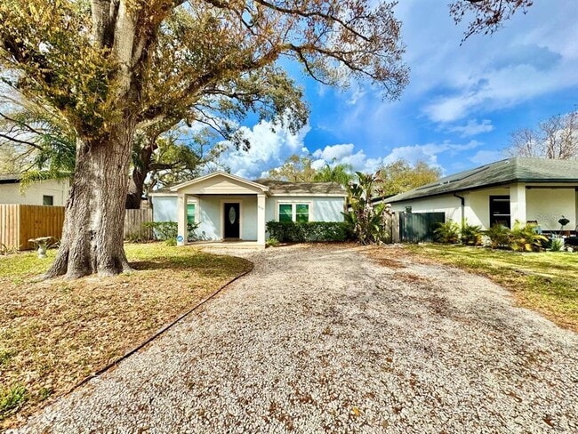 Building Photo - 809 W Hiawatha St