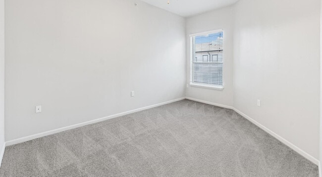 2 habitaciones, 2 baños - 1170 pies cuadrados - Dormitorio - The Link at Plano