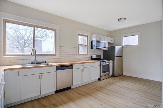 Photo - 900 Hazelwood St Unit Lower